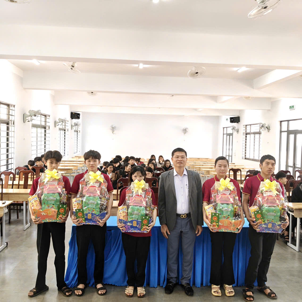 TRAO QUÀ TẾT – LAN TỎA YÊU THƯƠNG